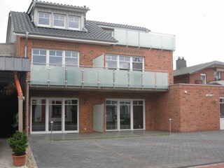 Es fehlt noch der begrünte Sichtschutz zwischen Terrasse und Parkplatz