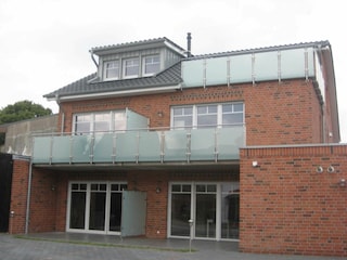 Es fehlt noch der begrünte Sichtschutz zwischen Terrasse und Parkplatz