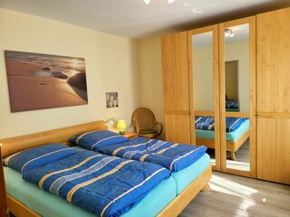 Schlafzimmer mit Doppelbett