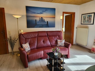 Bequeme Ledercouch im Wohnbereich