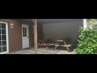 Überdachte Gemeinschaftsterrasse