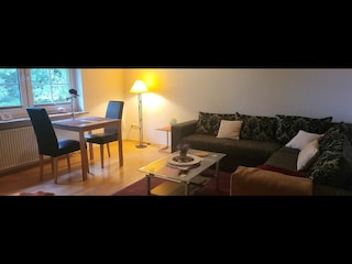 Wohnzimmer mit Essplatz