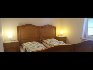 Zusammenstehende Betten im Schlafzimmer