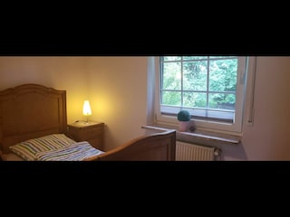 Zusammenstehende Betten im Schlafzimmer