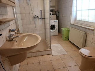 Duschbad mit Tageslicht und Wäschebereich