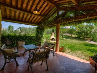 Terrasse mit Gartenmöbeln und Grill