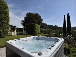 Auch ein Whirl-Pool gehört zu dem Anwesen dazu