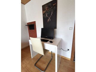 Schreibtisch mit Desktop-PC