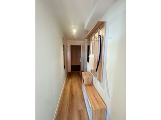 App Flur mit Blick zum Ausgang