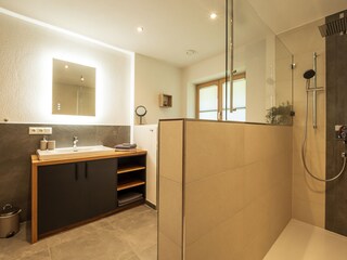 Badezimmer mit Dusche, Wanne und WC