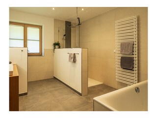 Badezimmer mit Dusche, Wanne und WC