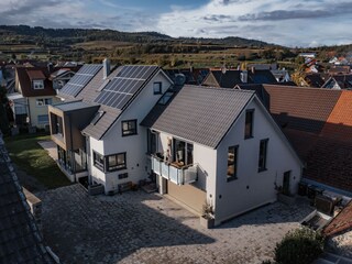 Haus nahe den Weinbergen von oben