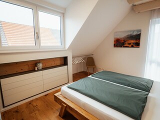 Schlafzimmer mit Doppelbett (1,80m)