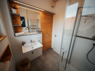 Badezimmer mit Dusche & WC