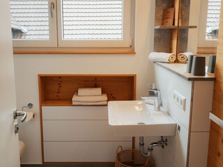 Badezimmer mit Dusche & WC