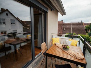 Südbalkon mit Sitzmöglichkeit und Sonnenmarkise