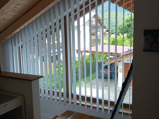 Dezente Jalousie vor Panoramafenster