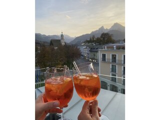 Sundowner auf Rooftop Bar mit Watzmann Blick