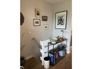 Wohnzimmer mit Treppe ins Souterrain