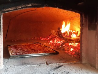 Beim Pizza-Abend wird der Pizza-Ofen eingeheizt