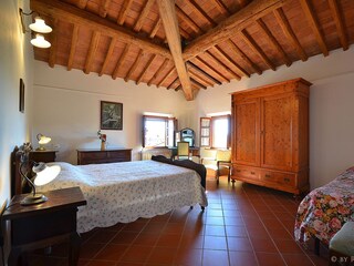 Geräumiges Schlafzimmer der Ferienwohnung Pervinca