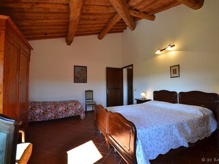 Geräumige Schlafzimmer der Ferienwohnung Pervinca