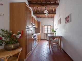 Küche mit Esstisch der Ferienwohnung Pervinca