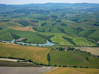 Das Anwesen von oben inmitten herrlicher Landschaft