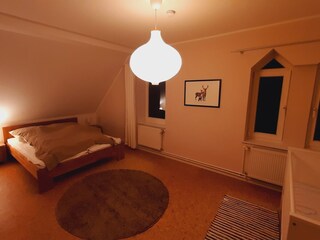 Schlafraum mit Kleinkindbett