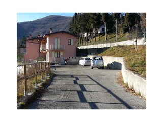 Parkplatz am Haus, Lage im Grünen