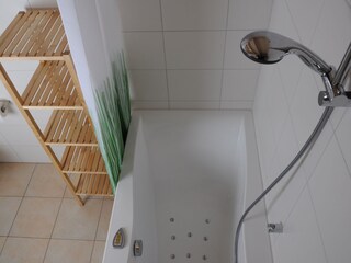 Badezimmer oben mit Dusche Whirlwanne
