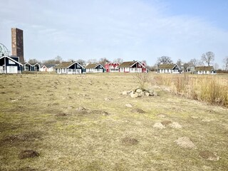 Ansicht von Steilküste auf das Urlaubsdorf