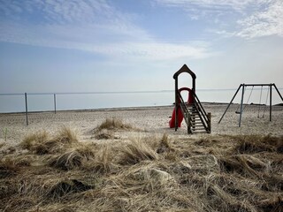Strand fußnah mit Spielplatz
