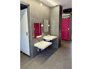 gemeinsame Toiletten mit Waschraum