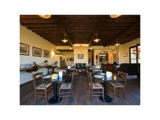 breakfast room and bar