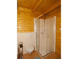Bad mit Dusche und WC