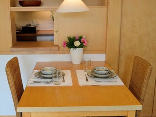 Essplatz in der Stube mit Durchreiche