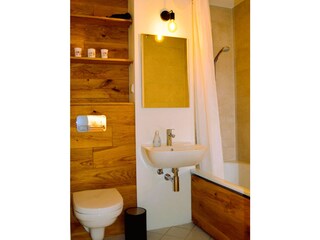 Bad mit Wannendusche