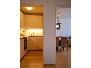 Blick in die Küche und Wohnzimmer/ Essplatz