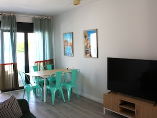 Livingroom with dining set