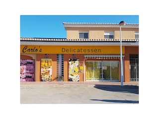 Supermarket reachable  in 2 minutes on foot