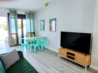Wohnzimmer mit Estisch & Stühlen und Sofa