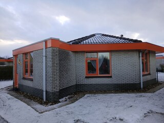 mit Gartenhaus und eingezäuntem Garten