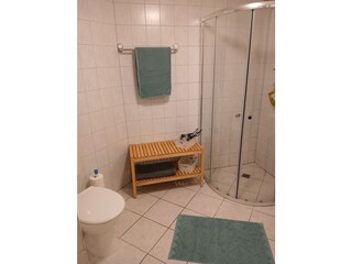 Badezimmer mit begehbarer Dusche und mit WC