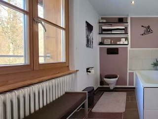 Badezimmer mit WC u. Badewanne, Dusche