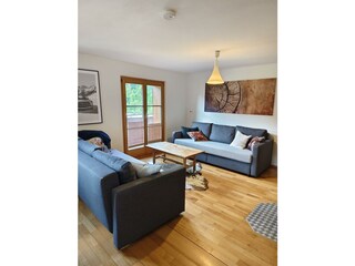 Im Wohnzimmer sind 2 ausziehbare Sofas