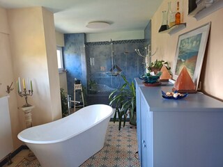 Z 6_Badezimmer_warmes Wannenbad in Verbindung mit