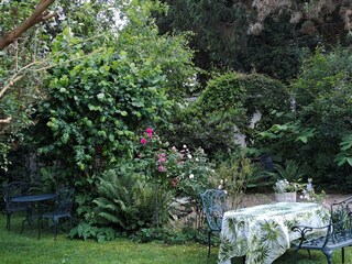 der Garten im Frühjahr_c_Sitzplätze zum Ausruhen u