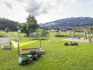unser großzügiger Spielplatz