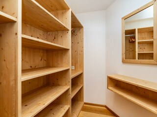 Begehbarer Kleiderschrank mit Spiegel